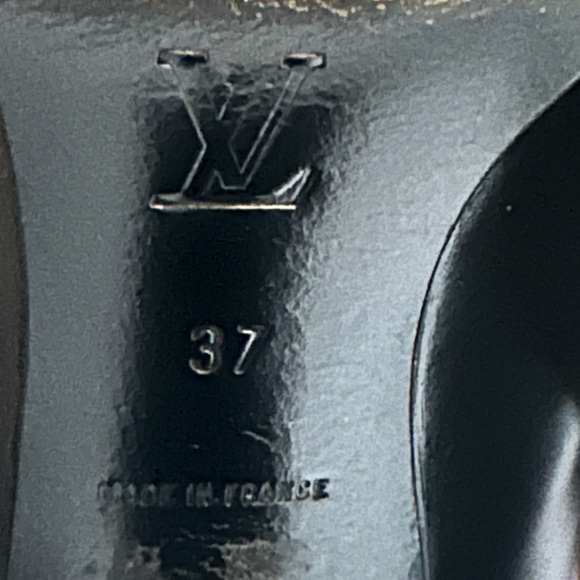 Authentic and gorgeous Louis Vuitton classy heels with ankle wrap tie. - Picture 9 of 9